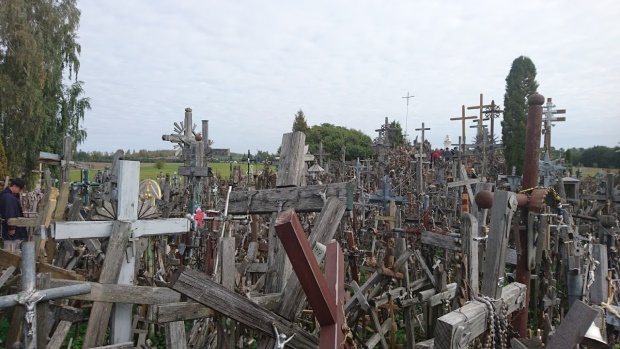 過剰な集積により観光地化した十字架の丘